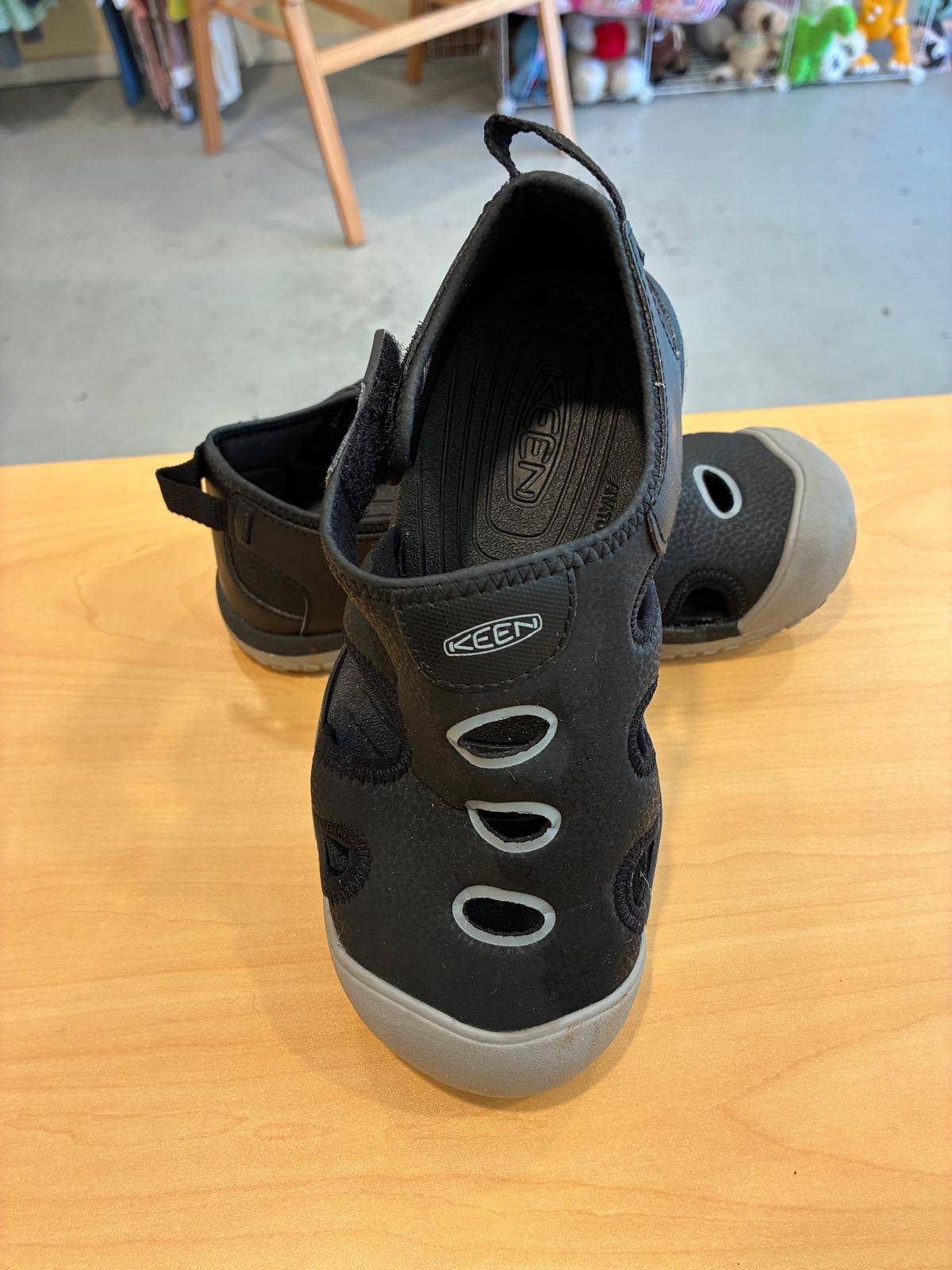 KEEN Stingray Sandals | Big Kids 3